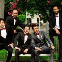 Damas en color vino pero y los acompañantes que color de trajeee? 🤤 - 1