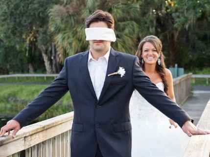 con los ojos vendados, para asegurar que no le ganara la curiosidad jajaj 