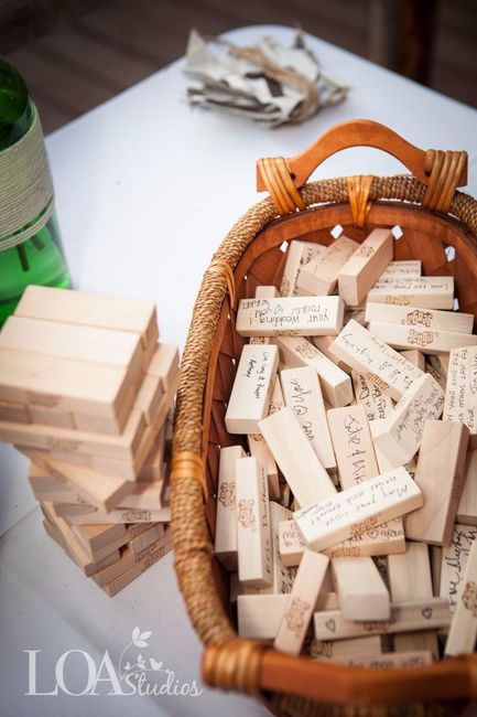 en esta, pones el jueg de jenga y la pieza que vayan sacando te la van firmando, nos da pendiente qu