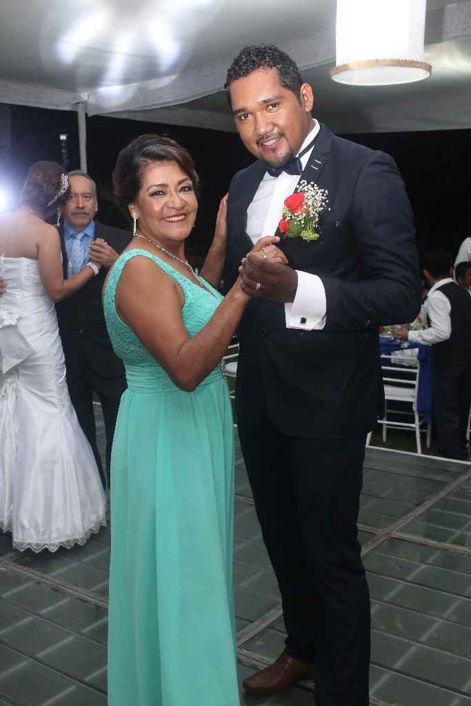 novio y suegra en el vals