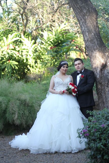 Arantxa reta a los novios de la comu a elegir el vestido 2