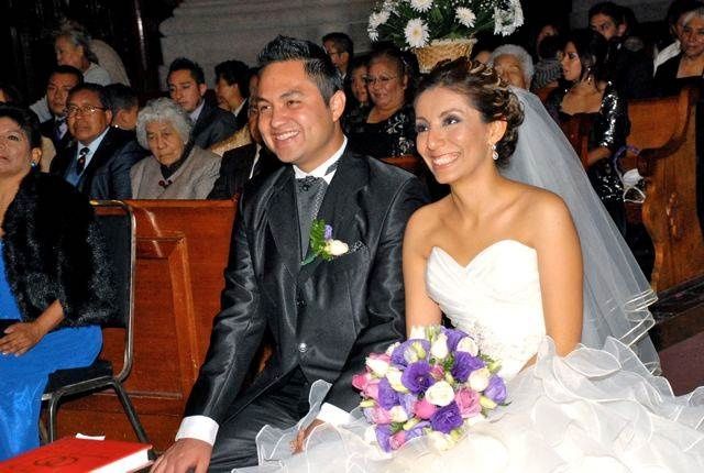 novios sonriendo