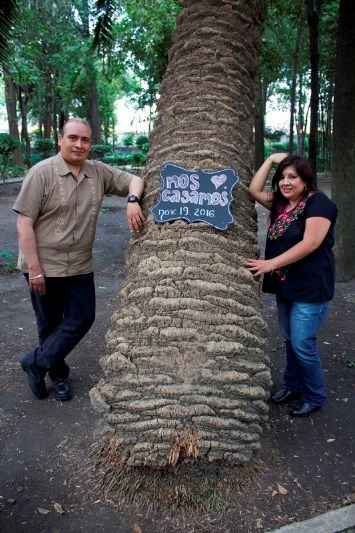 Pose 1 Save the date