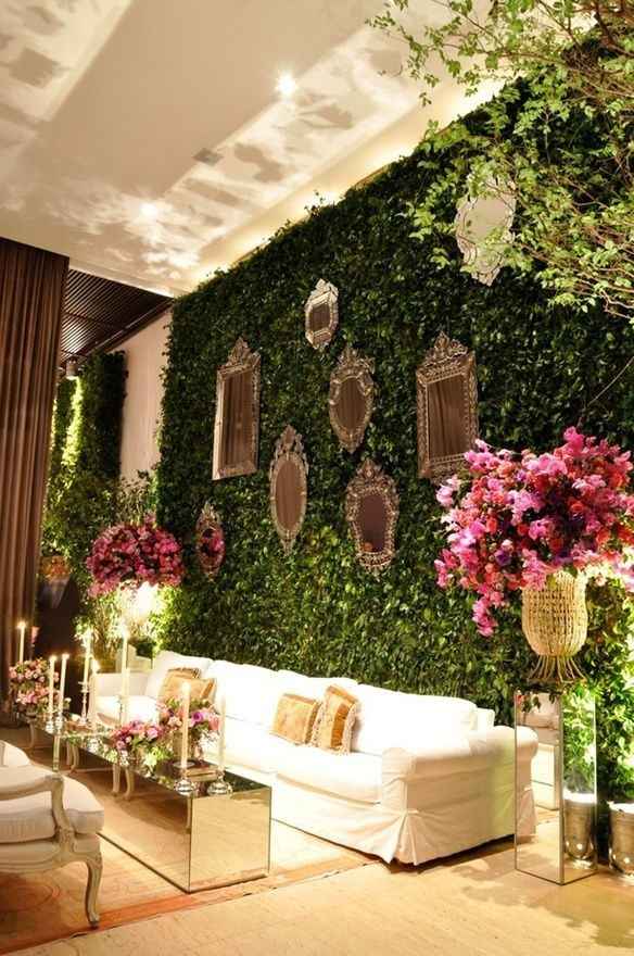 decoración interior con flores y pared con césped