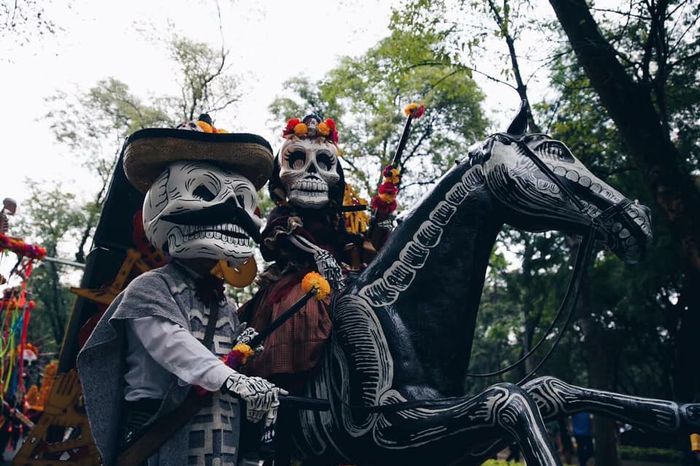 Novios de calavera en el desfile del Día de Muertos 💀 - 1