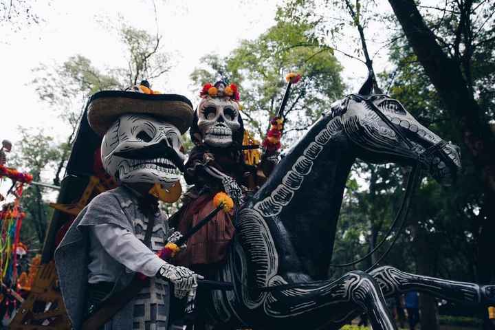 Novios de calavera en el desfile del Día de Muertos 💀 - 1