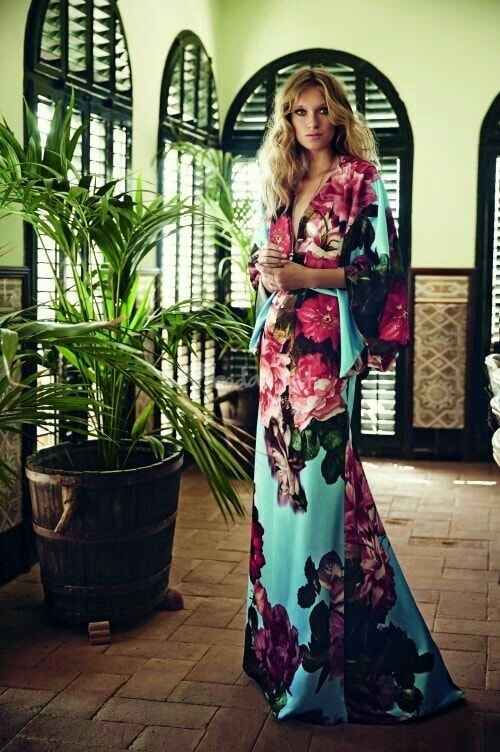 Damas con vestidos estampados. - 2
