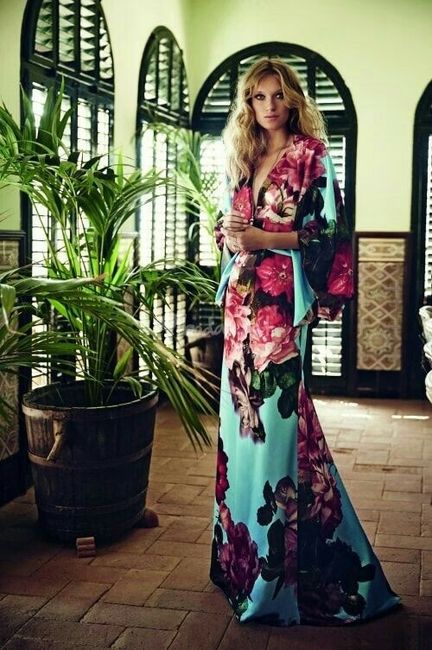 Damas con vestidos estampados. - 2