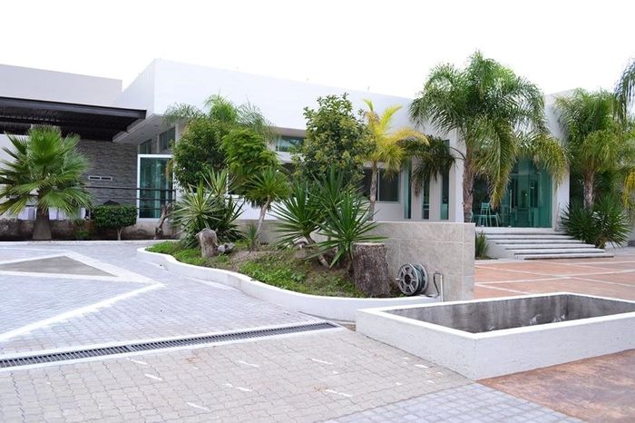 FACHADA Y EXPLANADA