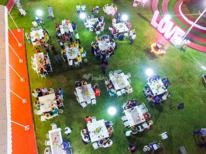 Vista aérea de las mesas en el jardín donde que me casaré 