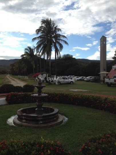 La fuente a la entrada del jardín donde será la boda. Detrás, el estacionamiento.