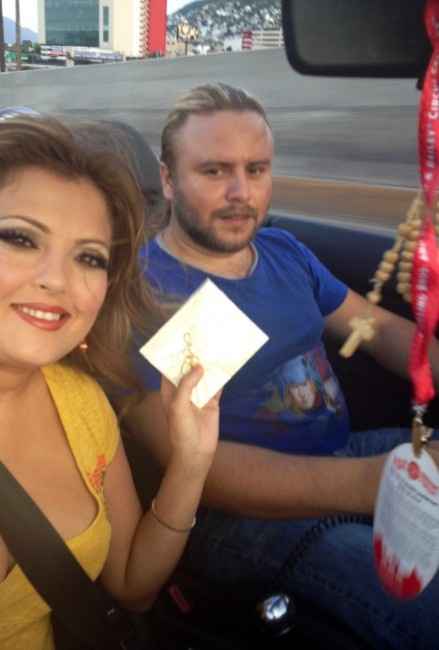Entregando las últimas invitaciones
