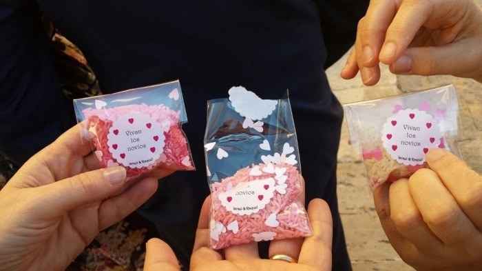 Celofan con arroz y cierra con calcomania