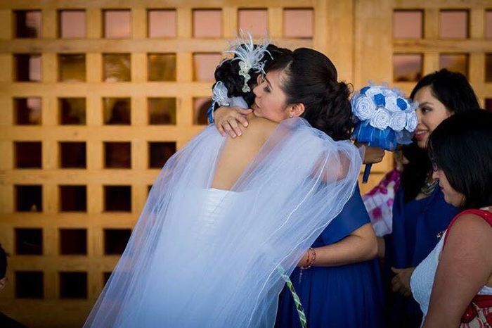 Ramo de novia blanco con detalles azules