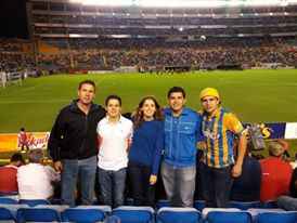 Con mi FM, hermano y papá viendo al Atlético San Luis