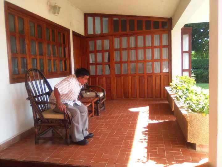 Acceso a la habitación donde saldrá la novia. Mi padre aprovechando la vista.