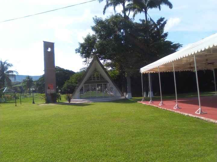 Vista frontal de la capilla y futuro pasillo de la ceremonia.