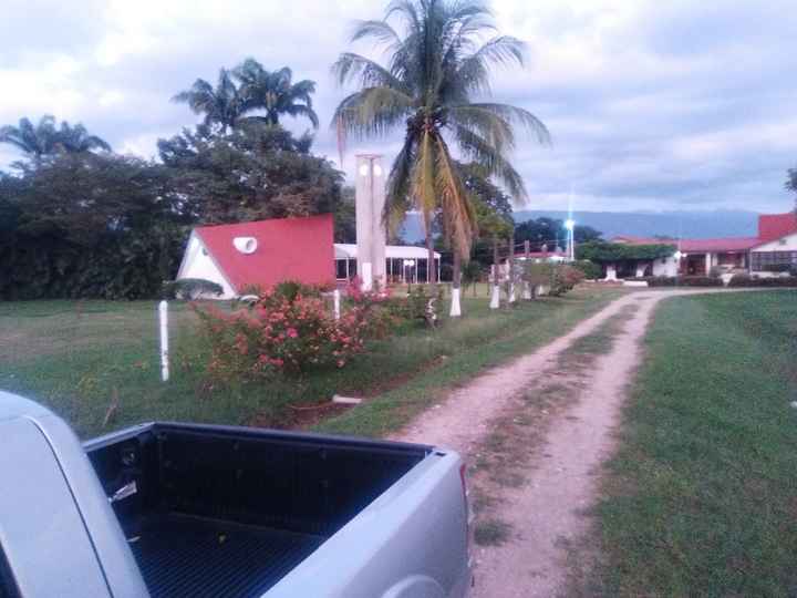 Amplio estacionamiento a la izquierda, vista de la casa y suficiente espacio para que Káiser y Nena 