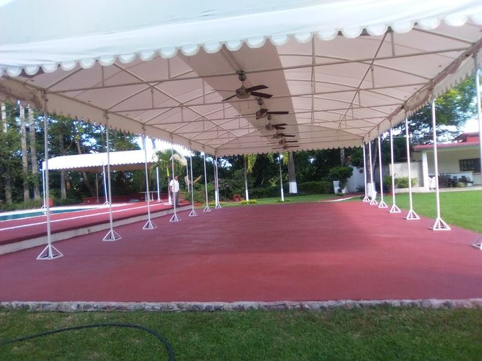 Carpa central. Incluye decoración con telas.