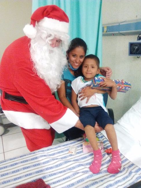 Santa conociendo a Super Mamá y Super Chica