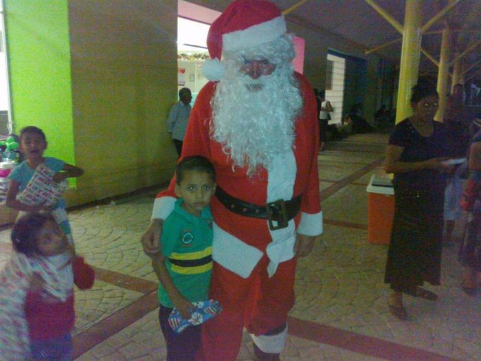 Santa conociendo a Super hermanito