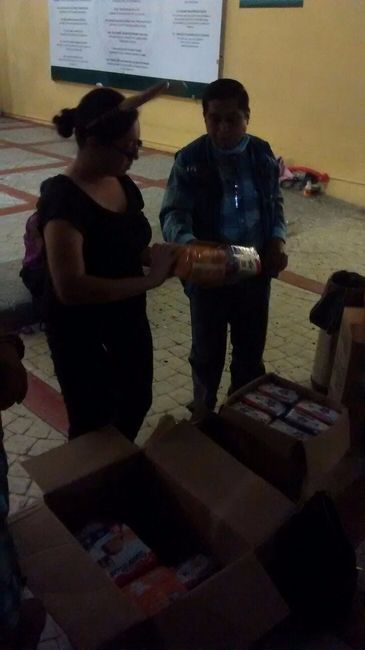 Magdy repartiendo pañales y toallitas húmedas