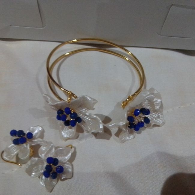 Aretes y brazalete? 1