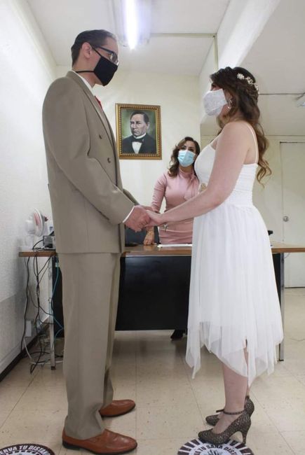 Asi fue mi Boda civil acompañada de mis seres queridos y familiares sercanos. Fue en el registro y después  en casa de mis suegros. 1