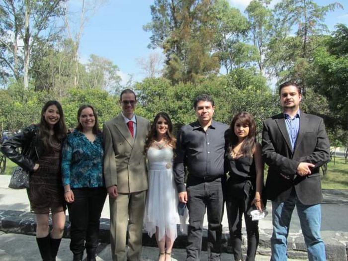 Asi fue mi Boda civil acompañada de mis seres queridos y familiares sercanos. Fue en el registro y después  en casa de mis suegros. 10