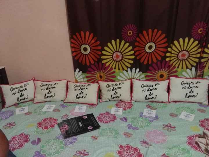 Por la parte de atrás dice ¿quieres ser mi dama de honor? 