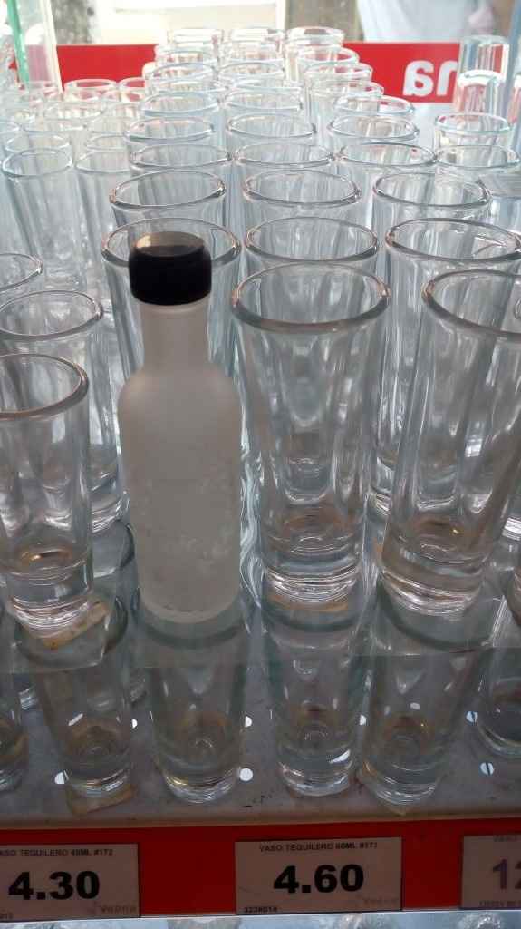 Minibotellas de tequila y copas - 1