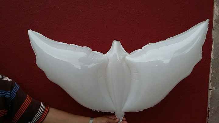 Globos al salir de la iglesia - 1