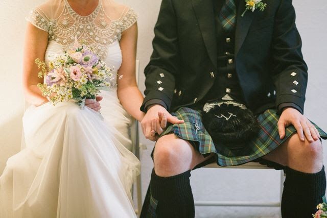 Preparándose Para Una Boda Escocesa. Dos Hombres En Kilts Esporranos Y  Medias Altas Se Paran Uno Frente Al Otro. Zapatos Con Largo Foto de archivo  - Imagen de ropa, zapato: 217907926