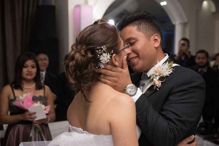 Puede besar a la novia.