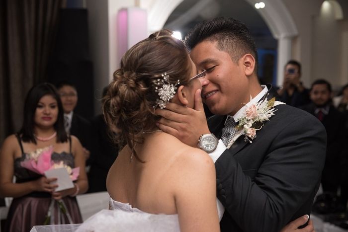 Puede besar a la novia.
