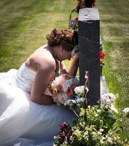 Novia llora en la tumba de su padre