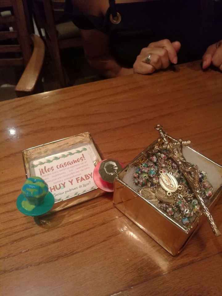 Aquí la cajita con los anillos y el lazo