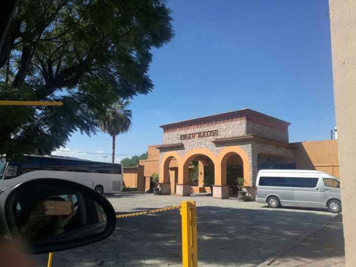 la entrada al salón