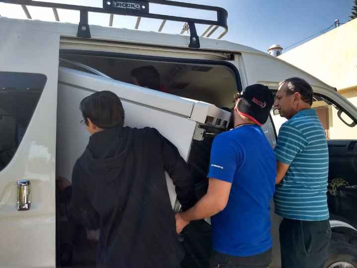 los hombres acomodando el refri