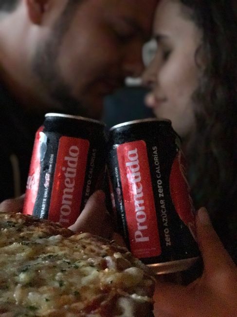las cocas con nuestra pizza favorita en el lugar donde nos prometimos
