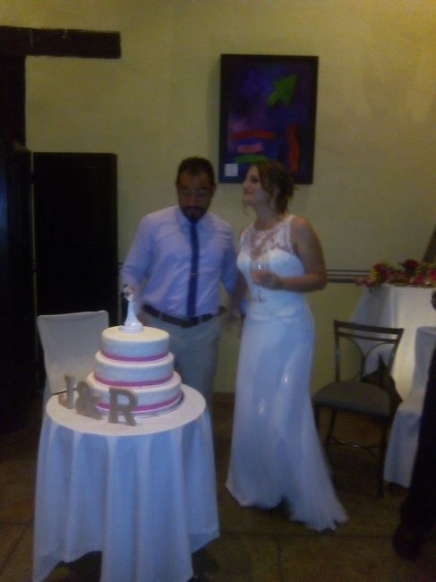 novios cortando pastel