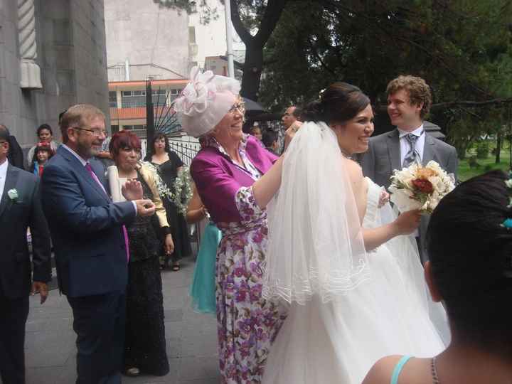 Mi suegra arreglándome el velo