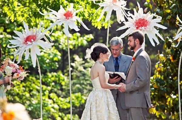 y que tal estas flores que simulan flores de verdad, con tallo y todo!!! Super creativas!!
