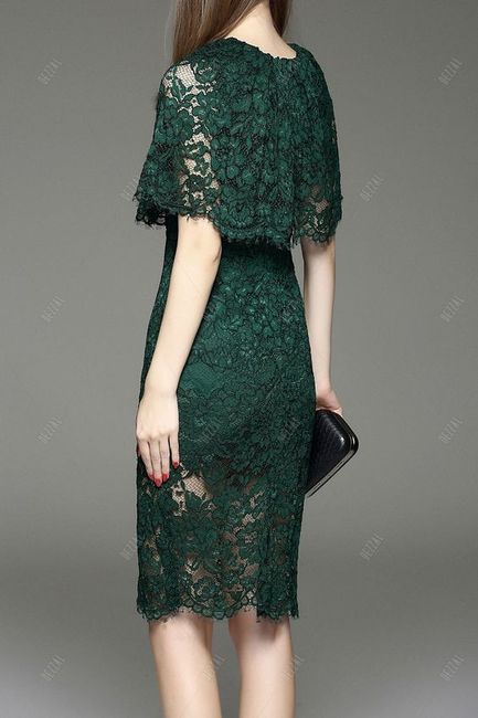 Una capa con encaje de color (verde por Slytherin)