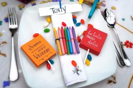Puedes solo imprimir las hojas, y enrollarlas junto con los colores en con una liga