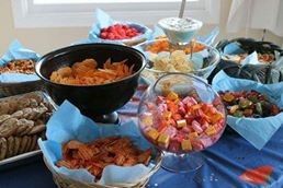 Mesa con golosinas y papitas