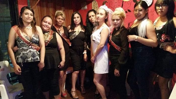 Con todas las invitadas