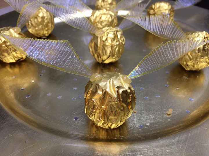4. Unos chocolates adornados simulando ser una snitch dorada
