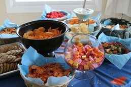 Mesa con golosinas y papitas