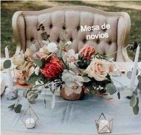 Mesa de novios, tendrá rosas color rosa palo y dalias blancas